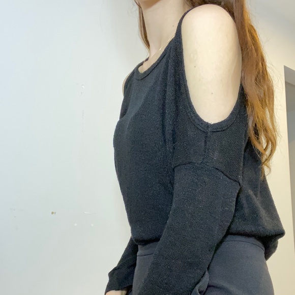 Shoulder Cut-Out Top - Picture 4 of 9